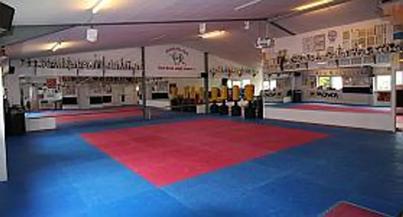 Shodan gym Karate Haupt-Dojo von links