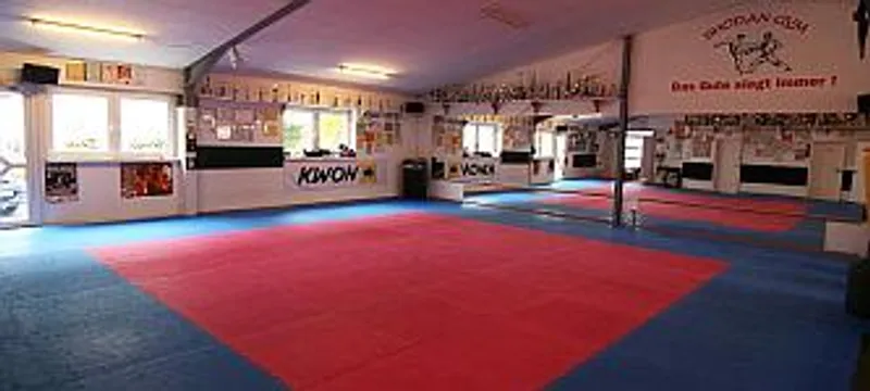 Shodan gym Karate Haupt-Dojo von rechts